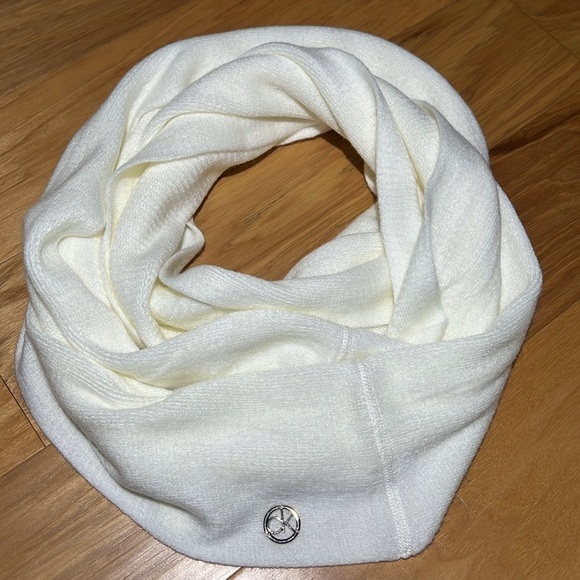 CALVIN KLEIN Infinity Loop Scarf Knit - Picture 1 of 5